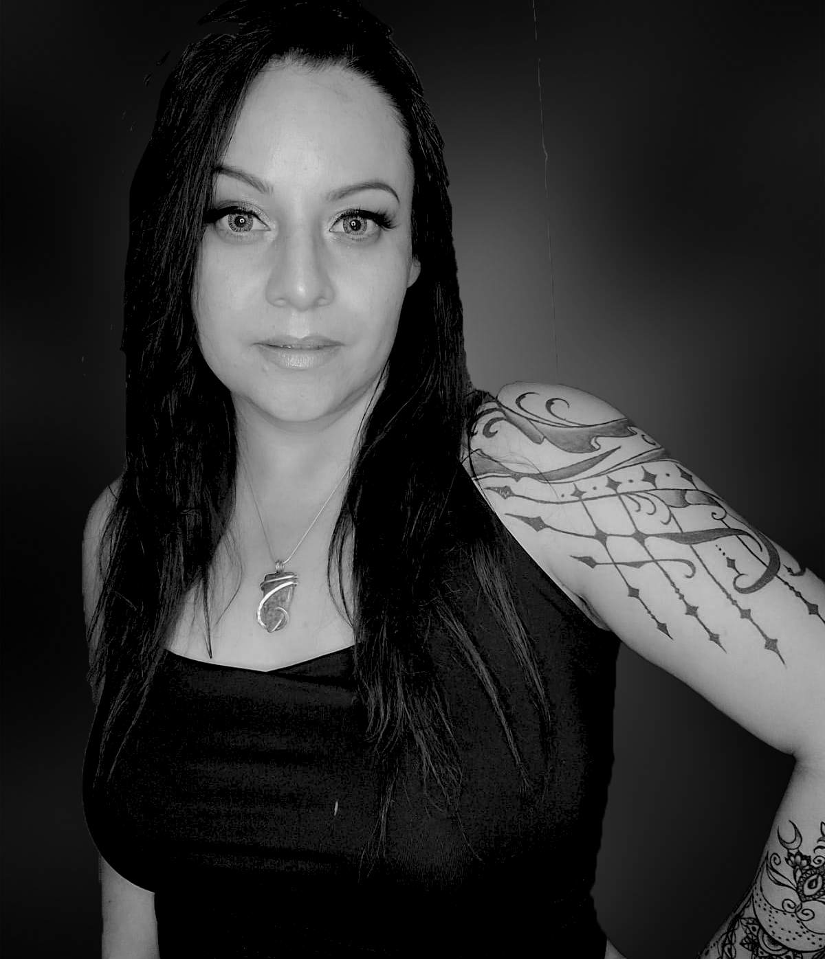 female profile pic in black and white